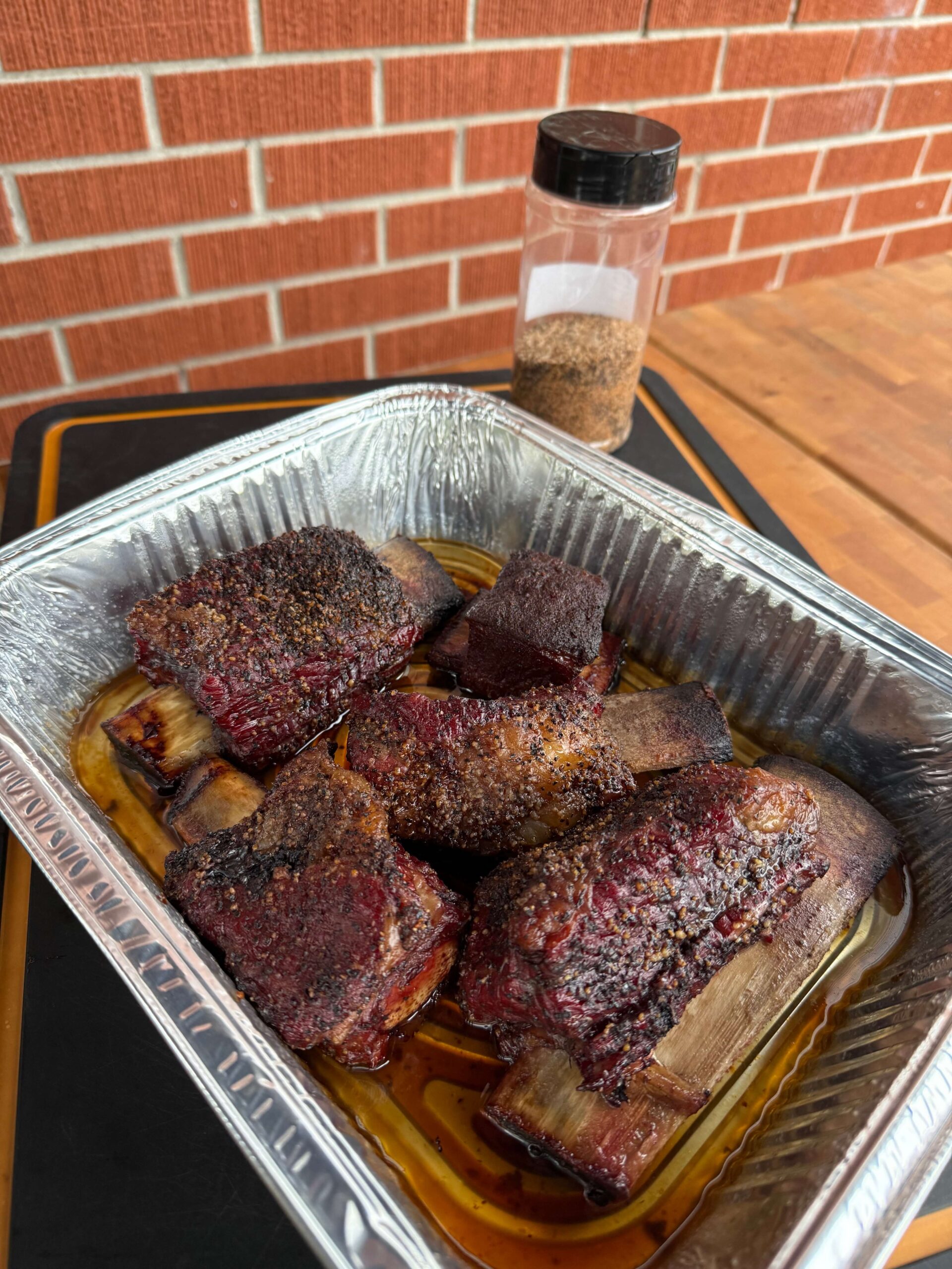 beef short ribs in pan with rub